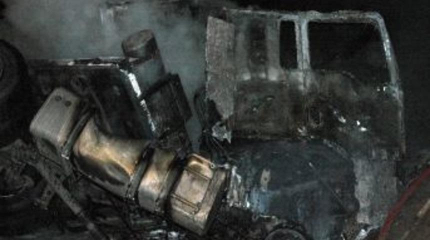 Tekirdağ&rsquo;da odun y&uuml;kl&uuml; TIR, alev alev yandı