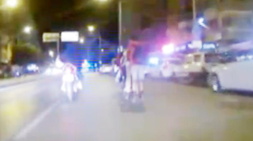 İzmir'de motosiklet arkasına asılan gen&ccedil;lerin tehlikeli oyunu