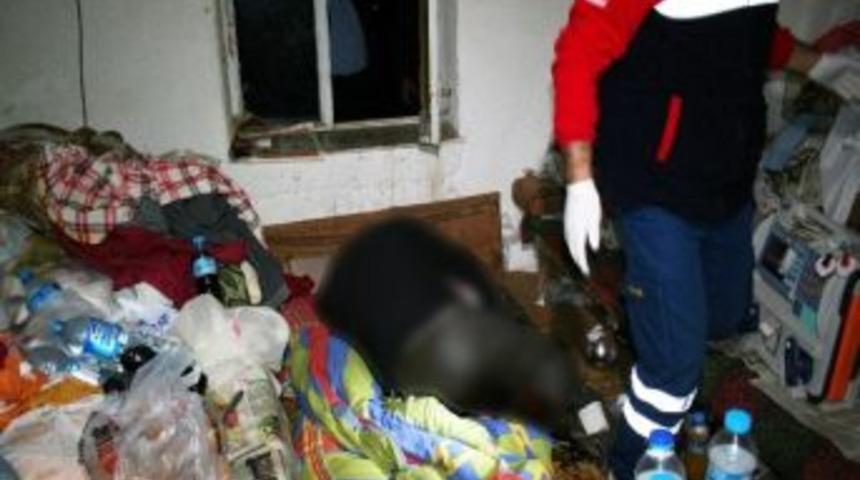Evinde cesedi &ccedil;&uuml;r&uuml;m&uuml;ş olarak bulundu