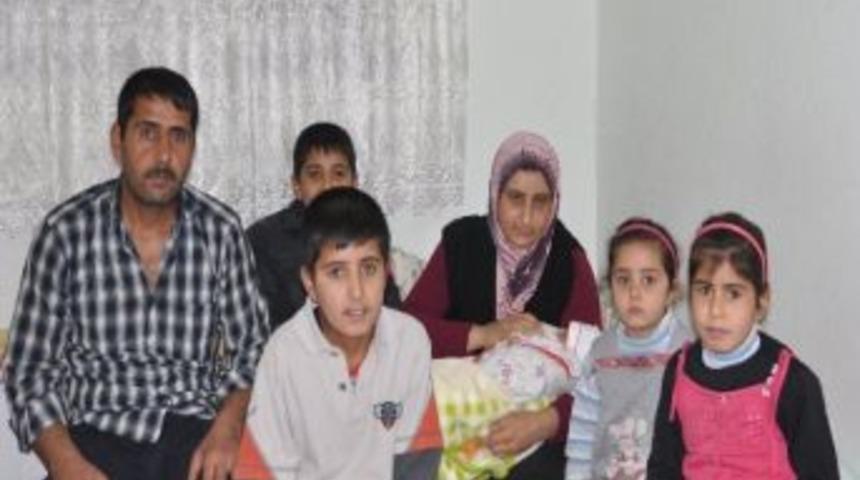 Suriyeli &Ccedil;ift &Ccedil;ocuklarına Emine Erdoğan'ın Adını Verdi