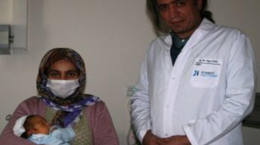 Kafası kadar bir kitle ile d&uuml;nyaya geldi