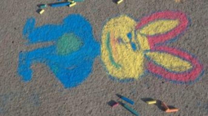 Tebeşirlerle Okul Bah&ccedil;esini Renklendirdiler