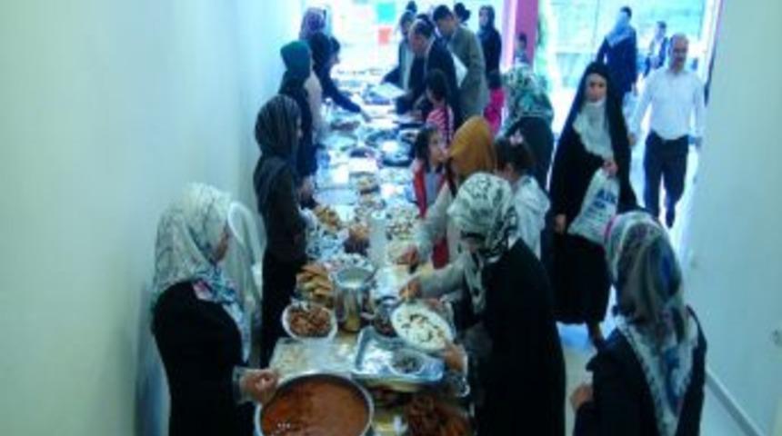 Eğitim G&ouml;n&uuml;ll&uuml;leri Fakir &Ouml;ğrenciler I&ccedil;in Kermes D&uuml;zenledi