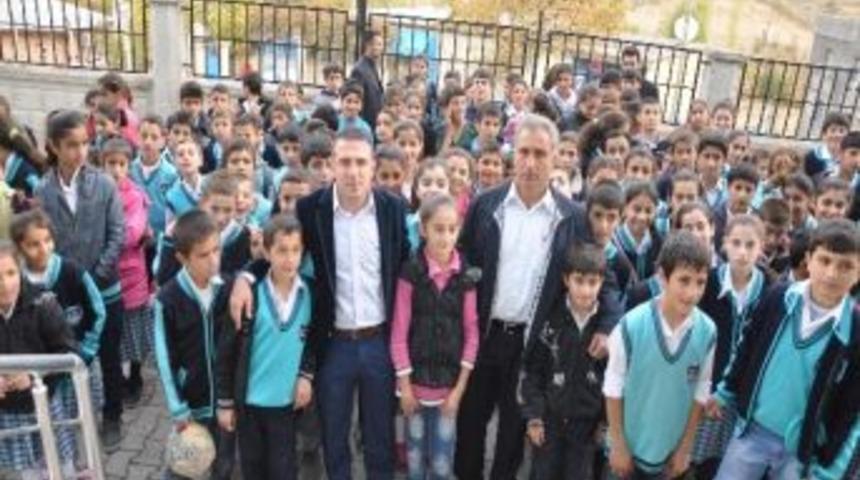 K&ouml;y Okuluna Modern K&uuml;t&uuml;phane