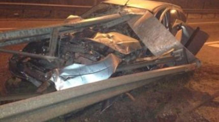 Aracıyla Bariyerlere &Ccedil;arpan Bir Kişi Ağır Yaralandı