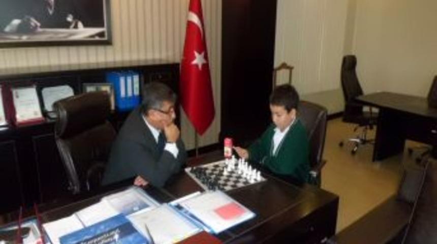 Satran&ccedil; Turnuvasında Birinci Gelen &Ouml;ğrenci Tablet Bilgisayarla &Ouml;d&uuml;llendirildi