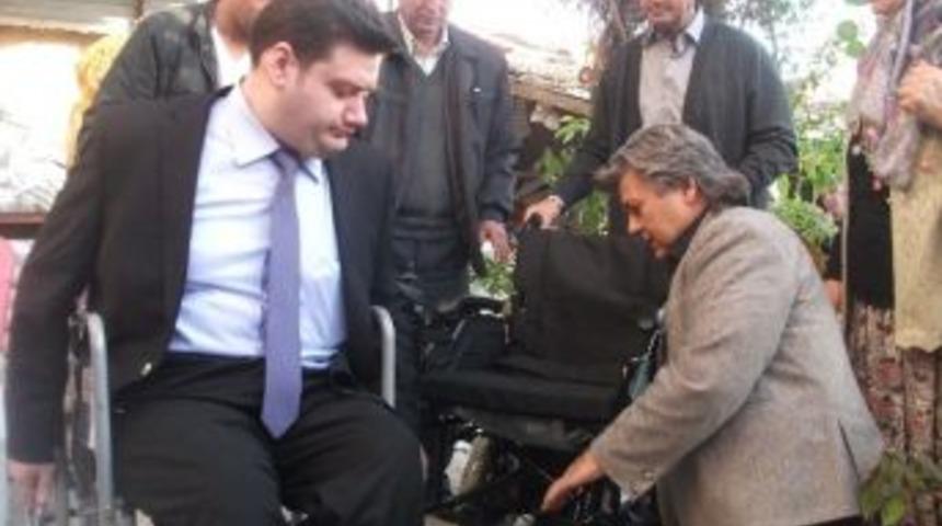 Damada Takı Yerine Ak&uuml;l&uuml; Sandalye Hediye Etti