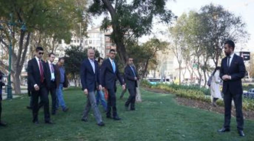 Papandreu, Gezi Parkı'na Fidan Dikti