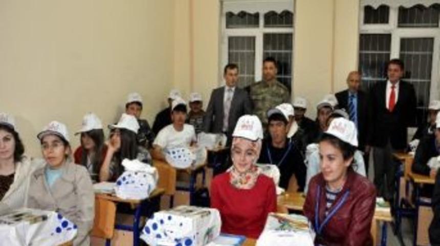 Sodes Projesi Kapsamında 100 &Ouml;ğrenciye Eğitim Setleri Dağıtıldı