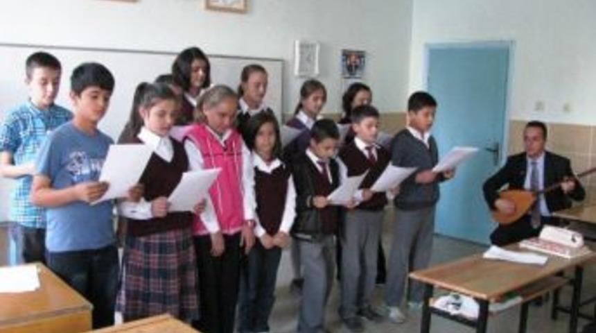 &Ouml;ğrencilere T&uuml;rk Halk M&uuml;ziği Koro Eğitimi