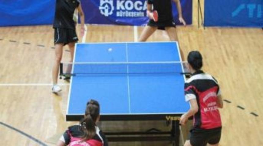 B&uuml;y&uuml;kşehirli Bayan Raketler, Zirveyi Zorluyor