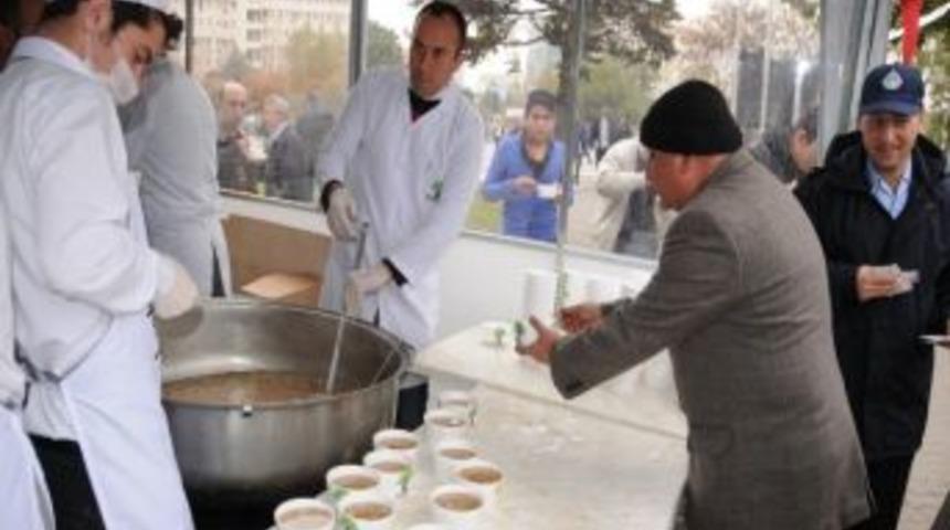 Şehitkamil Belediyesi Binlerce Kişiye Aşure Dağıttı