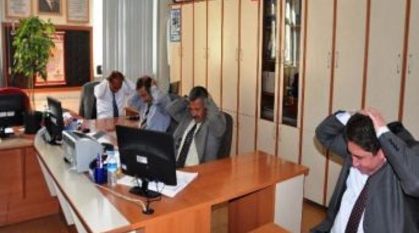 Kamuda Masa Başı &Ccedil;alışan Memurlara İş Yeri Egzersizi
