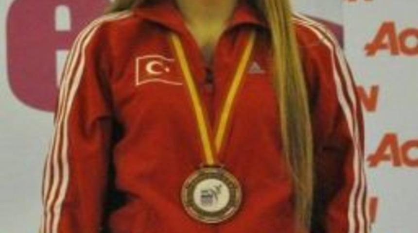 Başarılı Karateciye, &Ccedil;i&ccedil;ekli Karşılama