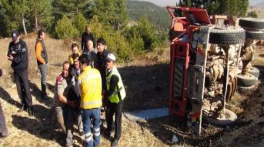 Su Y&uuml;kl&uuml; Kamyon Şarampole Devrildi: 1 Yaralı