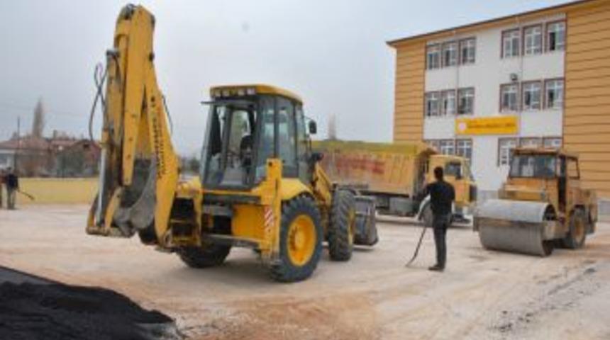 Suluova&rsquo;da Okul Sahaları Asfalt Oluyor