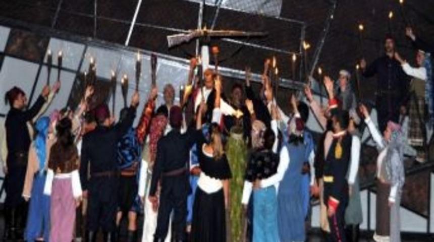 &lsquo;&ccedil;akırcalı Efe&rsquo; Dansı Aydınlıları B&uuml;y&uuml;ledi
