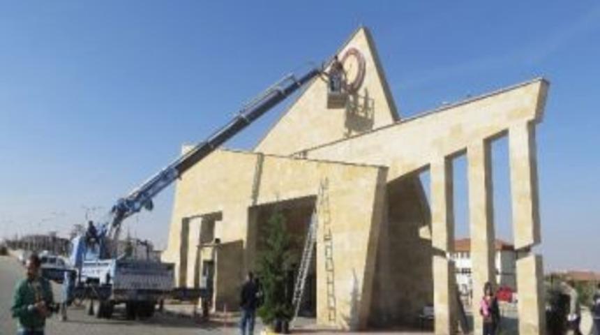 Nevşehir Hacı Bektaş Veli &Uuml;niversitesi&rsquo;nde Eski Tabelalar S&ouml;k&uuml;ld&uuml;