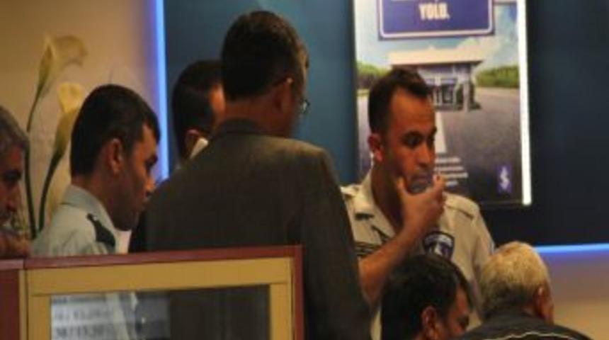 Polis, 67 Bin Lira Alıp Ka&ccedil;an Banka Soyguncusunu Arıyor