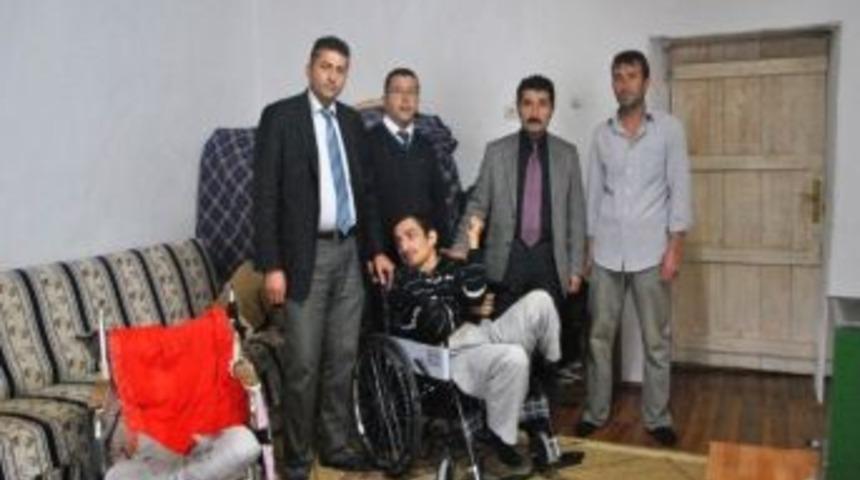 Tekerlekli Sandalye İle Engellinin Y&uuml;z&uuml; G&uuml;ld&uuml;r&uuml;ld&uuml;