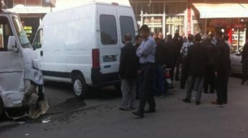 Otomobil, 3 Ara&ccedil;, 1 İş Yerine &Ccedil;arparak Durabildi