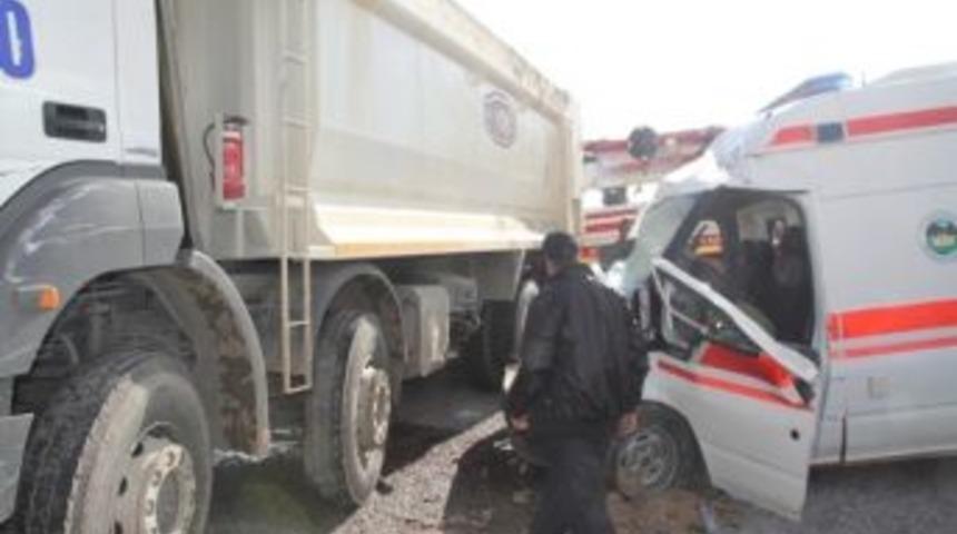 Hasta Taşıyan Ambulans Kaza Yaptı: 4 Yaralı