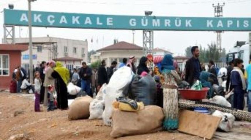 Ak&ccedil;akale Sınır Kapısı'nda Yoğunluk Artarak Devam Ediyor