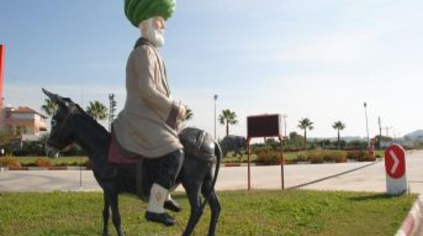 Eşeğine Ters Binen Nasrettin Hoca S&uuml;r&uuml;c&uuml;leri Uyaracak