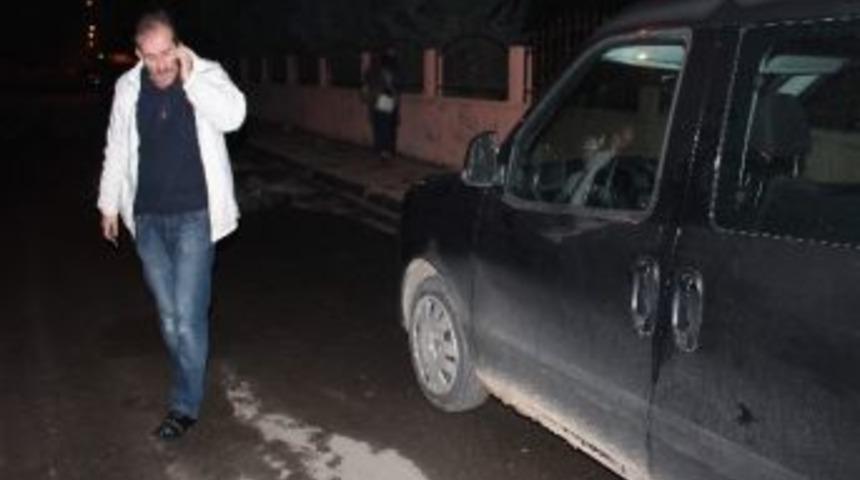 Adıyaman'da Bir Otomobilin Lastikleri Bı&ccedil;akla Kesildi