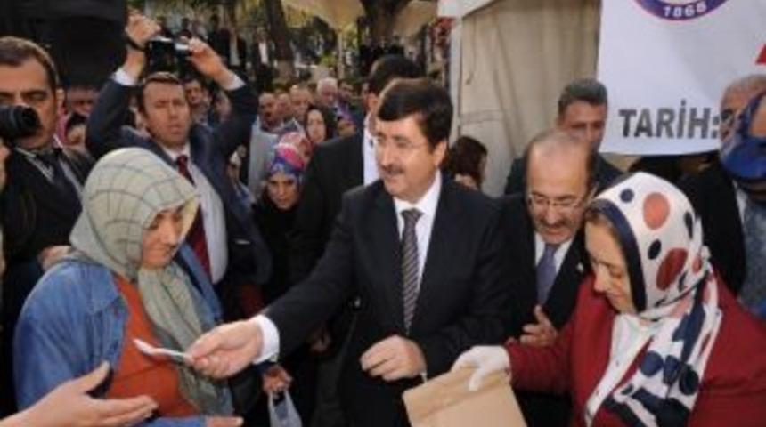 Trabzon&rsquo;da Vatandaşa Aşure Dağıtıldı