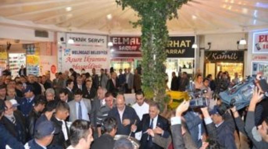 Yeraltı &Ccedil;arşısında Başkanların 3 Bin Kişilik Aşure İkramı