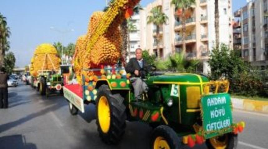 Narenciye Konvoyu Mersin Caddelerinde