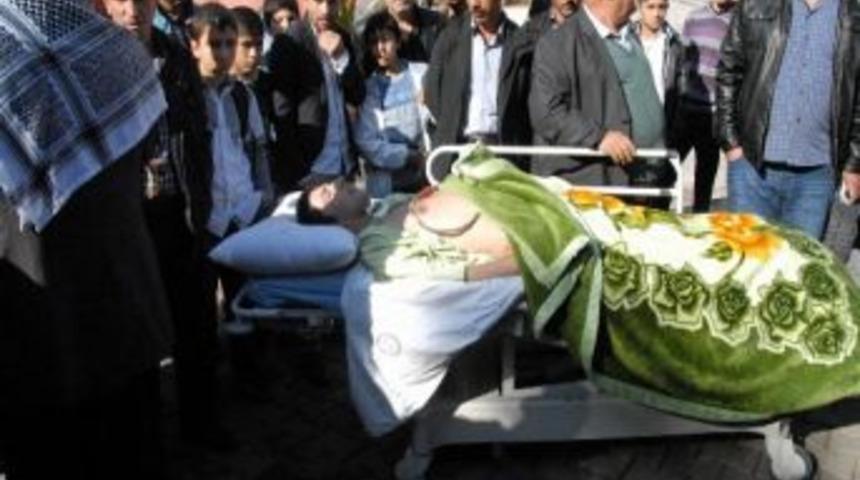 Sevki yapılmayan oğlunu sedyeyle kaymakamlığa g&ouml;t&uuml;rd&uuml;