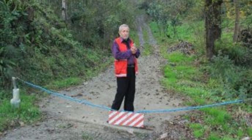 Mahalle Yolunu Zincirle Kapattı