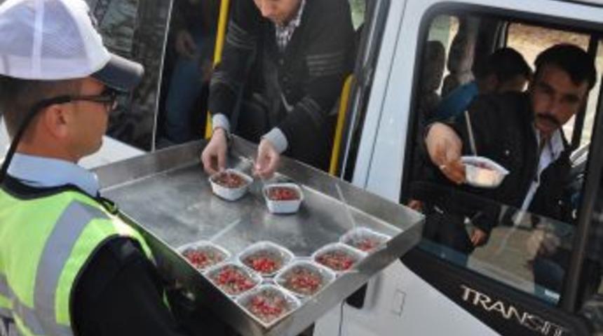 Polislerden Ceza Yerine Aşure Ikramı