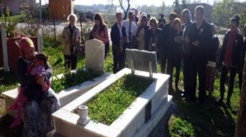 (&ouml;zel Haber) Annesinin Mezarı Başında Uyuyup Kaldı