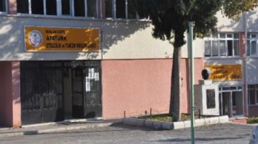 Okul &Ouml;n&uuml;nde &Ouml;ld&uuml;ren Tekme