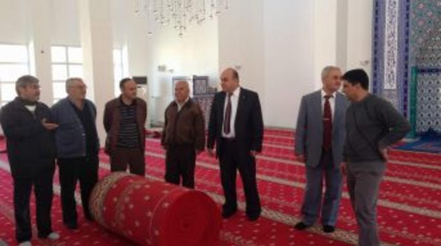 İşadamı &Ccedil;elik, TOKİ Konutları Camii'nin Halılarını Yeniledi