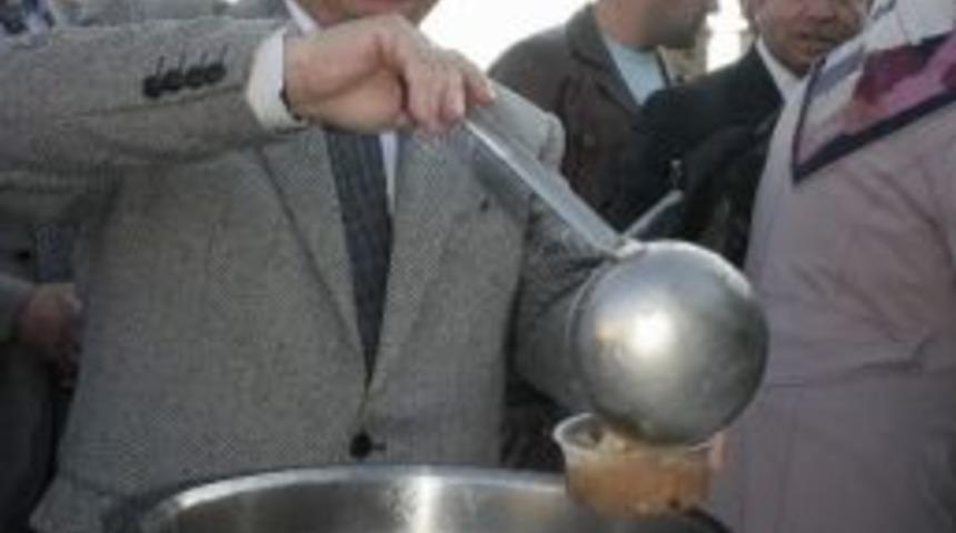 Yozgat Belediyesi Vatandaşlara Aşure İkram Etti