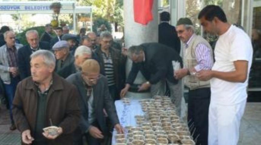 Kasımpaşa Camii'nde Aşure Dağıtımı