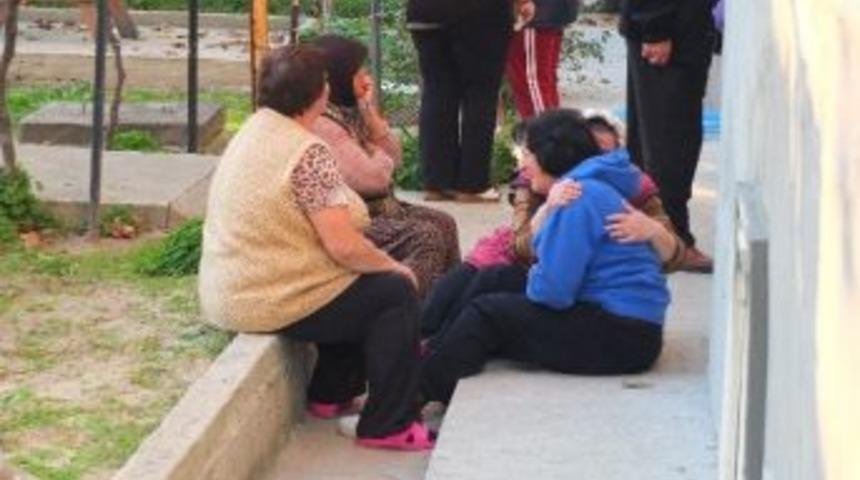 Balkona Yağmurluk Takarken 4. Kattan D&uuml;şerek &Ouml;ld&uuml;