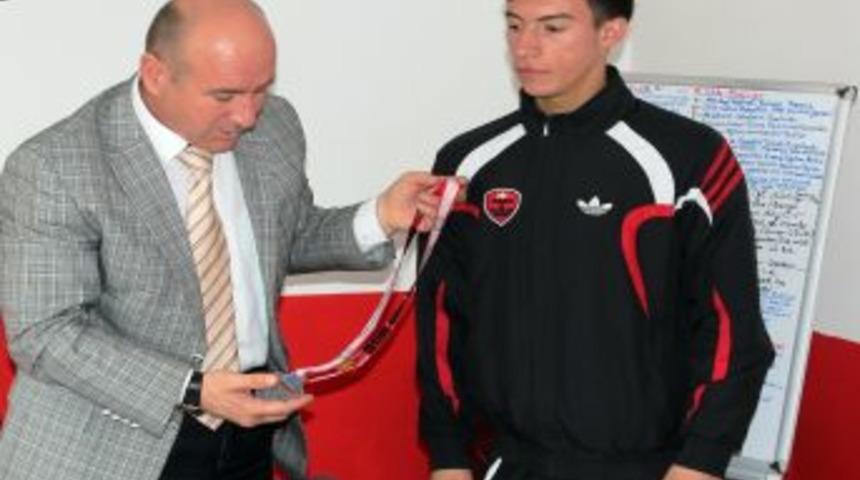 Emrah &Ccedil;alışkan 56 Kiloda T&uuml;rkiye 2. Oldu