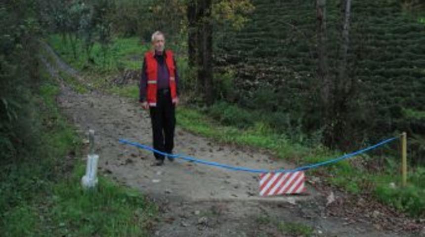 Çevreyi Rahatsız Edenlere Karşı Yolu Zincirle Kapattı