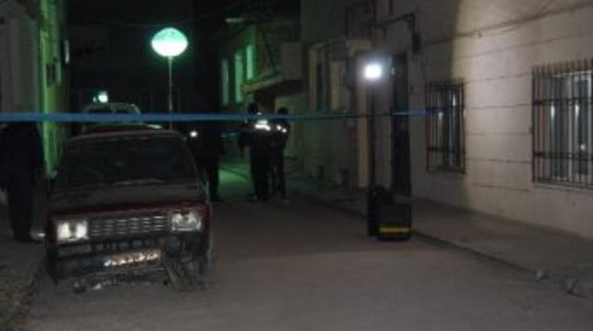 Husumetli olduğu ailenin kapısına el bombası attı