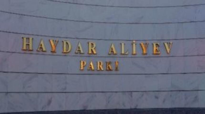 Aliyev, Haydar Aliyev Anıtı&rsquo;nı Ziyaret Etti