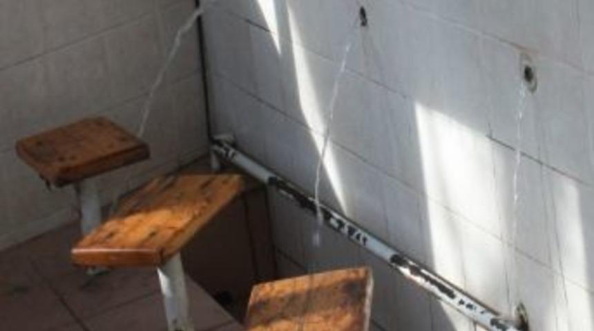 Cami 15 G&uuml;nde 3 Kez Soyuldu