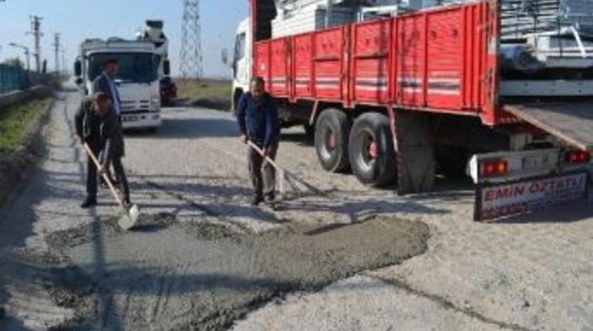 Yıllardır Yapılamayan Bozuk Yolu Kendi İmkanlarıyla Tamir Ediyorlar