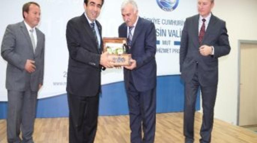 Vali G&uuml;zeloğlu Mut&rsquo;ta Sodes &Ccedil;eklerini Teslim Etti