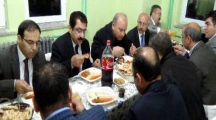 Ak Parti Tunceli İl &Ouml;rg&uuml;t&uuml; Cemevinde İftar Yemeği Verdi