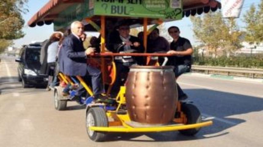 Tekerlekli kafede aynı anda 16 kişi pedal &ccedil;evirirse